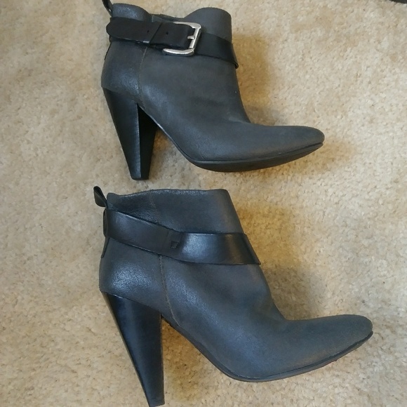 GUESS🔼super sexy buckle heel gray leather booties - Picture 2 of 6